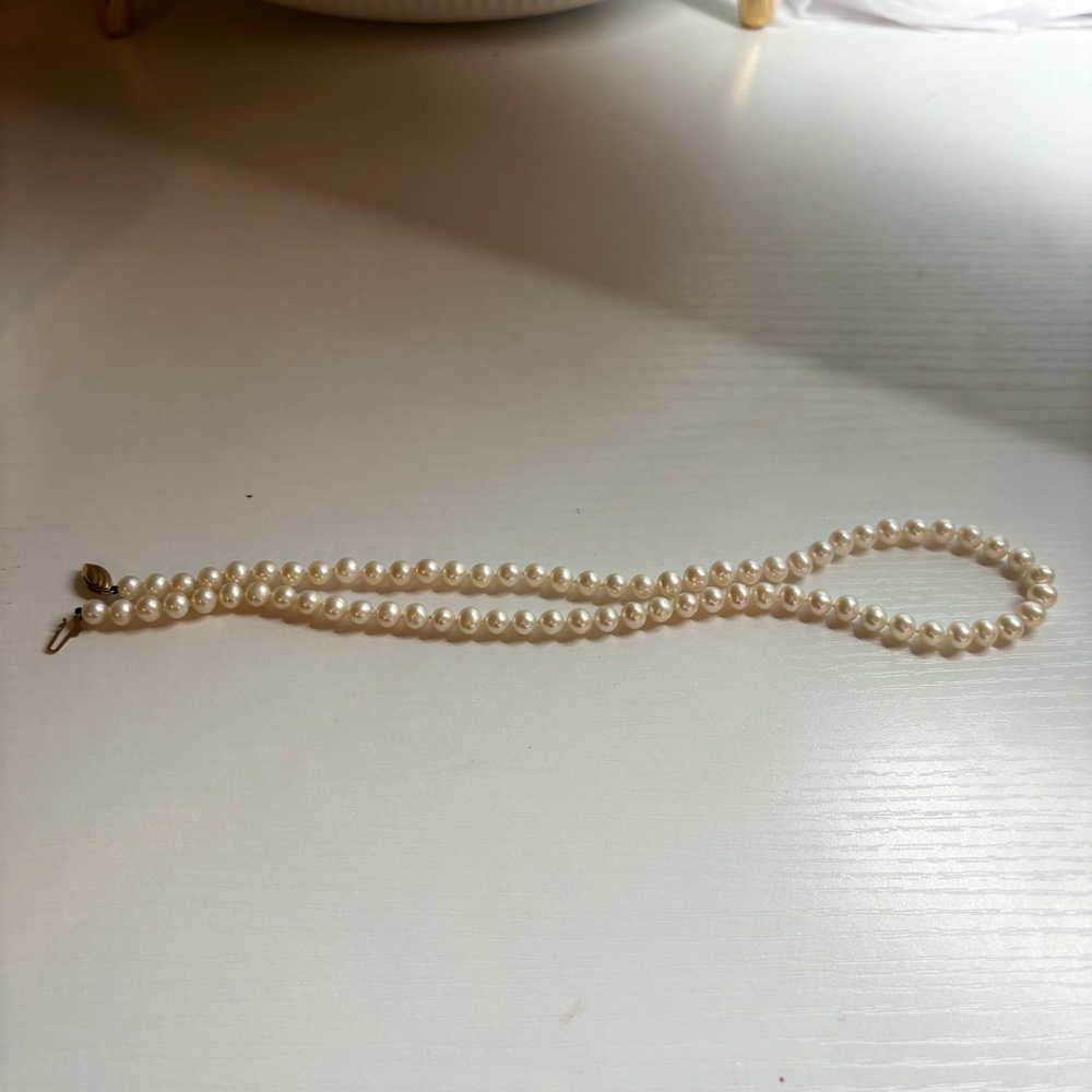 Vintage Pearl Necklace with 14k Gold claps - Picture 3 of 7